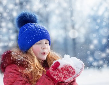 Kış parkındaki kız