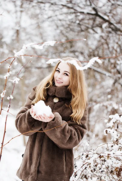 Jolie femme dans un parc d'hiver — Photo