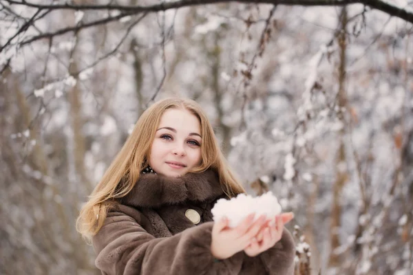 Όμορφη γυναίκα σε ένα πάρκο του χειμώνα — Φωτογραφία Αρχείου
