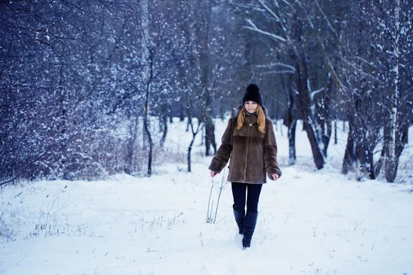 Pretty woman in a winter park — Stock Photo, Image