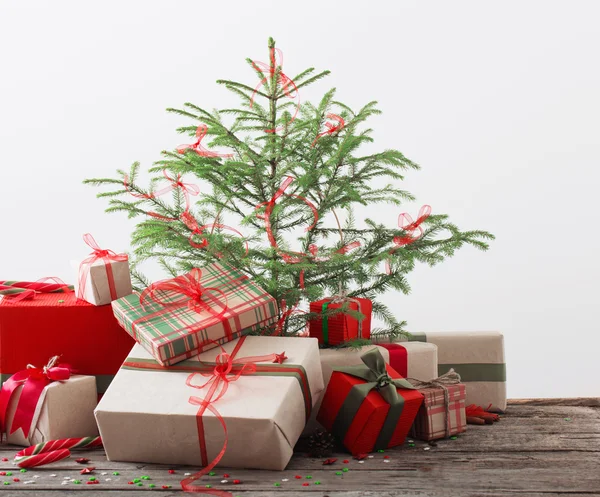 Presentes de Natal na velha mesa de madeira — Fotografia de Stock