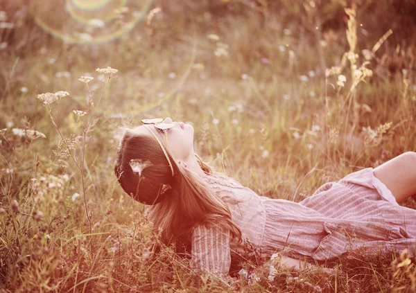 Portret van hippie meisje in zonnebril — Stockfoto