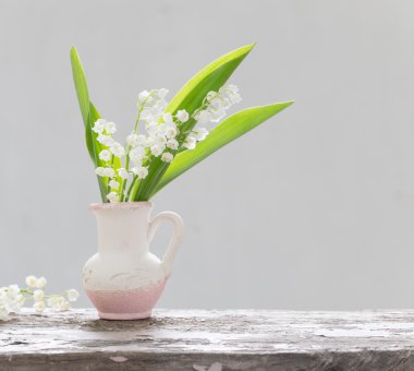 eski ahşap masaya güzel bahar çiçek