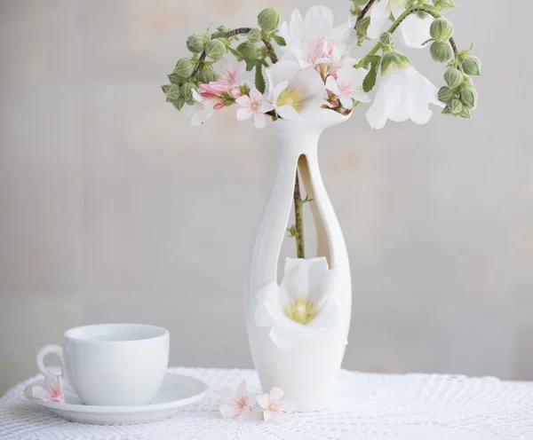 Vida morta com flores em vaso branco — Fotografia de Stock