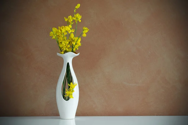 Flores amarillas en jarrón blanco — Foto de Stock