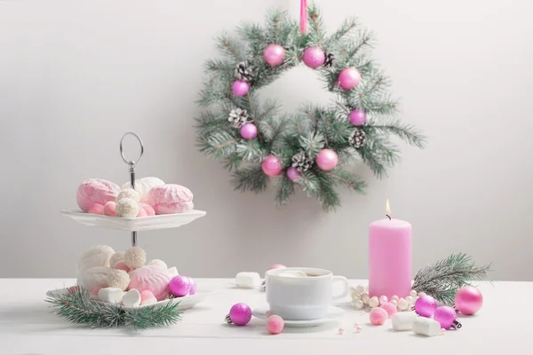 Kerst tabel met kop koffie en dessert — Stockfoto