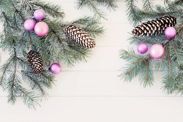 Рождественские украшения на белом деревянном фоне — стоковое фото