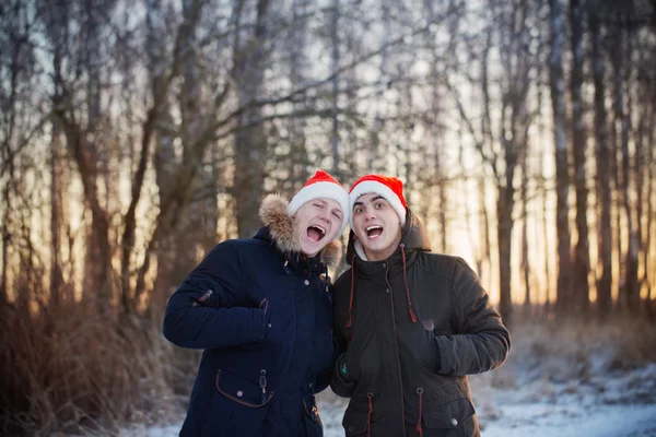 二人の若者のクリスマス帽子サンタ クロース — ストック写真