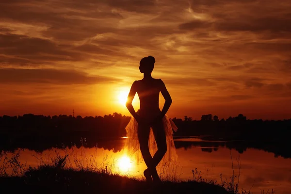 Σιλουέτα ενός χορευτή μπαλέτου στο ηλιοβασίλεμα σε εξωτερικούς χώρους — Φωτογραφία Αρχείου