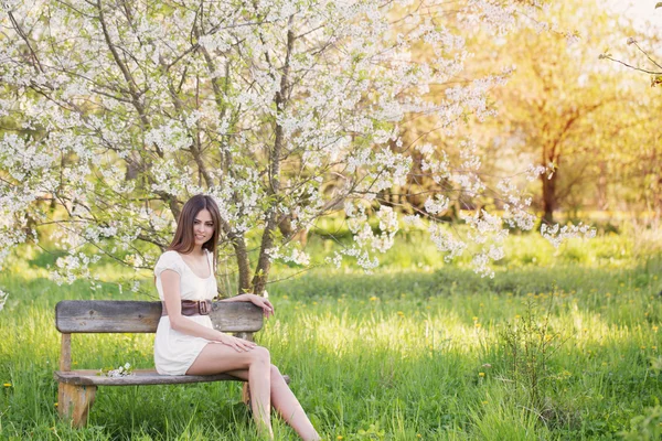 Mooi meisje in lentetuin — Stockfoto