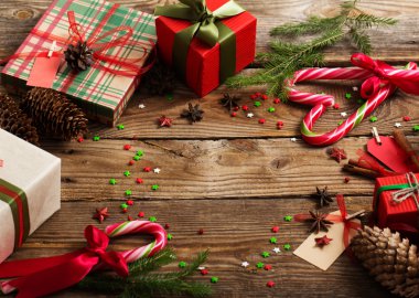 Ahşap arka planda noel süslemesi
