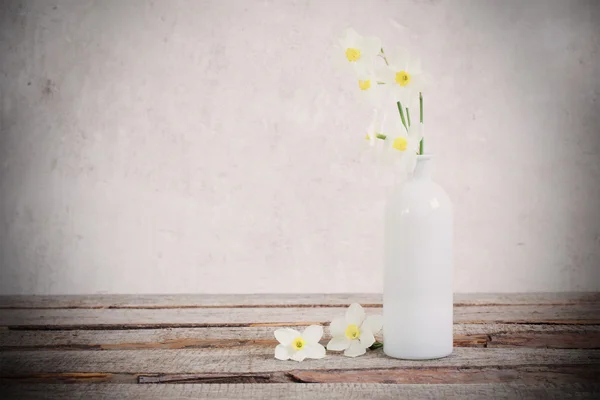 Flores de primavera em vaso no fundo grunge — Fotografia de Stock