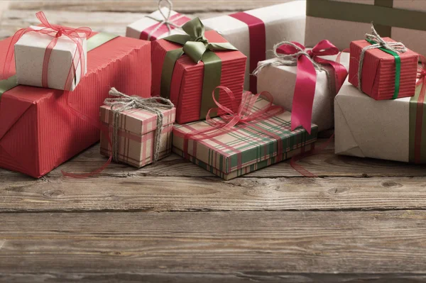 Presentes de Natal na velha mesa de madeira — Fotografia de Stock