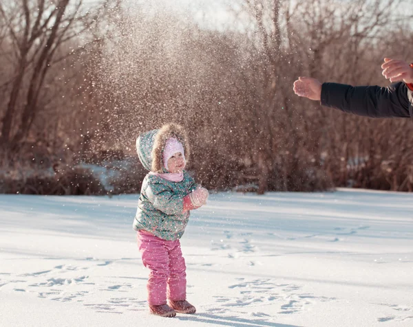 Pai e filha em um parque de inverno — Fotografia de Stock