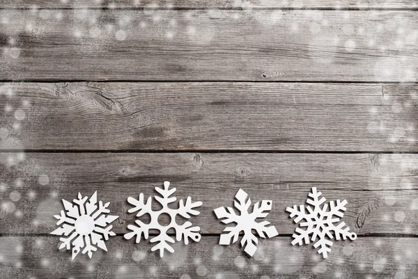 Сніжинки на гранжевому дерев'яному фоні — стокове фото