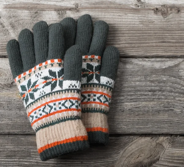 Rękawiczki zimowe na drewniane tła — Zdjęcie stockowe