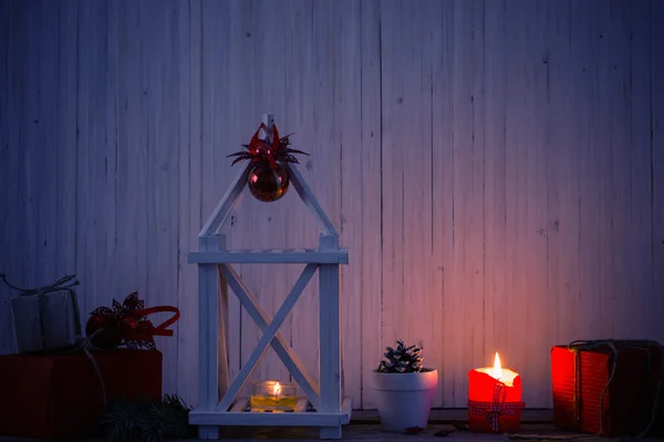 Decoração de Natal em fundo de madeira — Fotografia de Stock