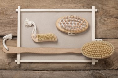 beyaz arkaplanda ahşap tarak