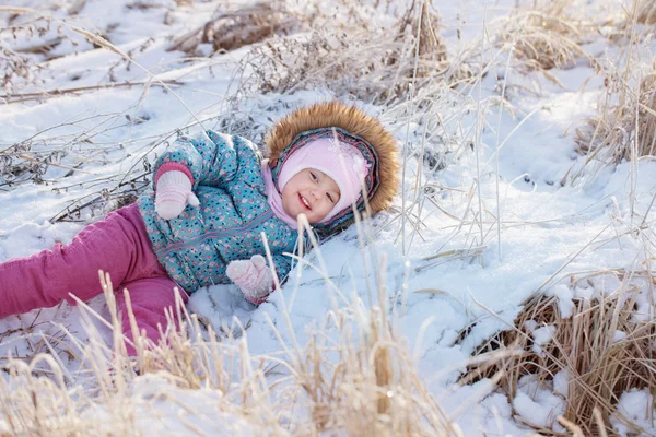 雪のハッピー ベビー女の子 — ストック写真