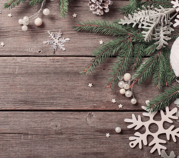 Decoração de natal em fundo de madeira — Fotografia de Stock