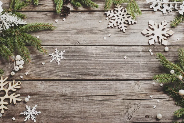 Ahşap arka planda noel süslemesi