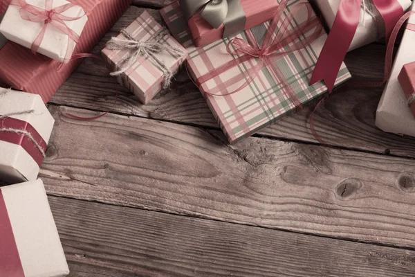 Cadeaux de Noël sur une vieille table en bois — Photo