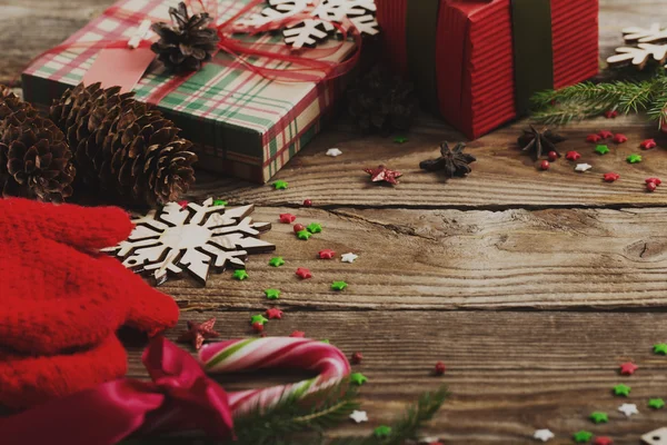 Ahşap arka planda noel süslemesi