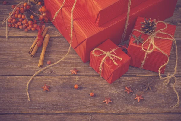 Cadeaux de Noël sur un vieux fond en bois — Photo