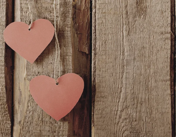 Vintage corazones rojos sobre fondo de madera — Foto de Stock