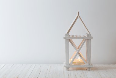 Beyaz ahşap vintage fener mum üzerinde beyaz backgr yanma ile