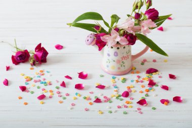 sulama olabilir ahşap arka plan üzerinde parlak çiçekler buket