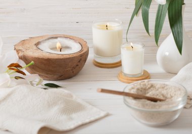 Beyaz ahşap zemin üzerine spa kompozisyonu