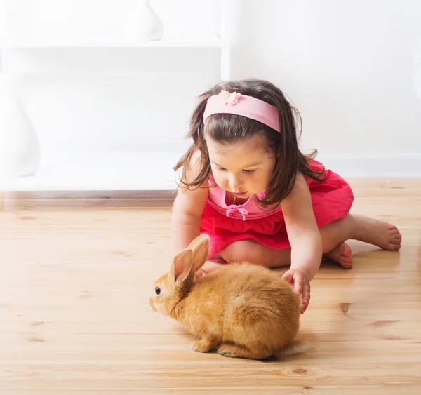 Petite fille avec lapin intérieur — Photo