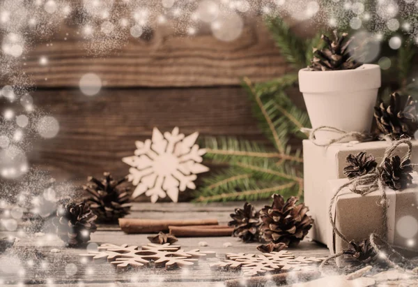 Decoração de natal em fundo de madeira — Fotografia de Stock