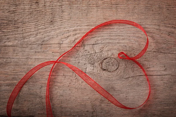 Valentine dia coração em forma de fita sobre fundo de madeira — Fotografia de Stock
