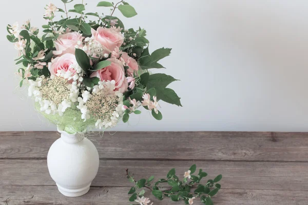 Rosas sobre fundo branco — Fotografia de Stock