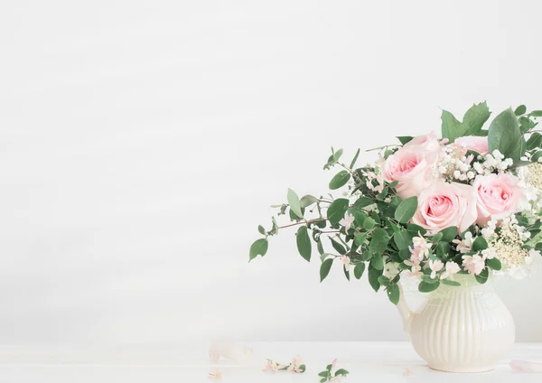 Rosas sobre fundo branco — Fotografia de Stock