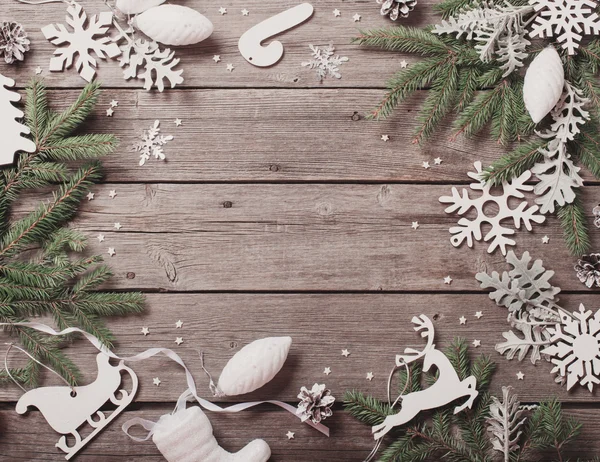 Decoración de Navidad sobre fondo de madera — Foto de Stock