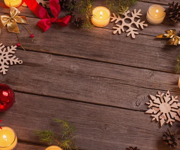 Decoração de natal em fundo de madeira — Fotografia de Stock