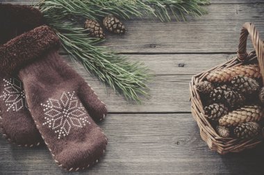 Ahşap arka planda noel süslemesi