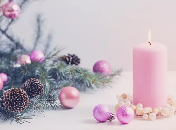 Kerstdecoratie met roze kaars — Stockfoto