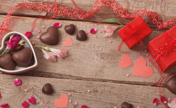 Caja de regalo de San Valentín y formas de corazón rojo en tablero de madera blanco —  Fotos de Stock