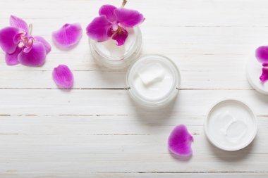 krem ve pembe orkide çiçekleri Beyaz ahşap zemin üzerinde