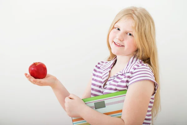 Ευτυχισμένος κορίτσι με κλίμακες και μήλο — Φωτογραφία Αρχείου