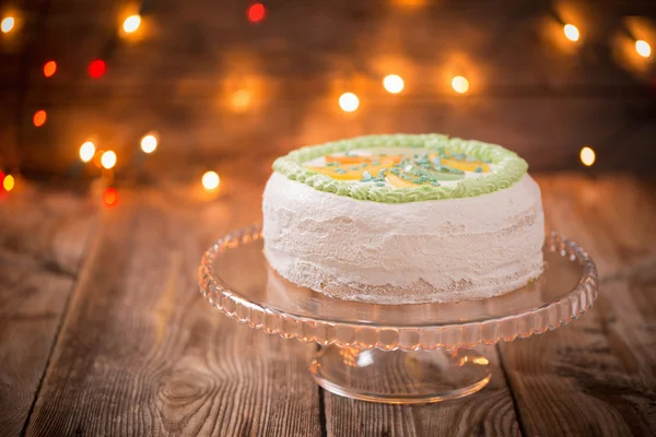 Торт на день народження на дерев'яному столі на світлому фоні — стокове фото