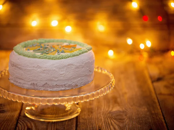 Pastel de cumpleaños en mesa de madera sobre fondo claro —  Fotos de Stock