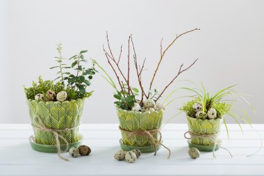 dekorasyon ahşap masa üstünde Paskalya yortusu yumurta