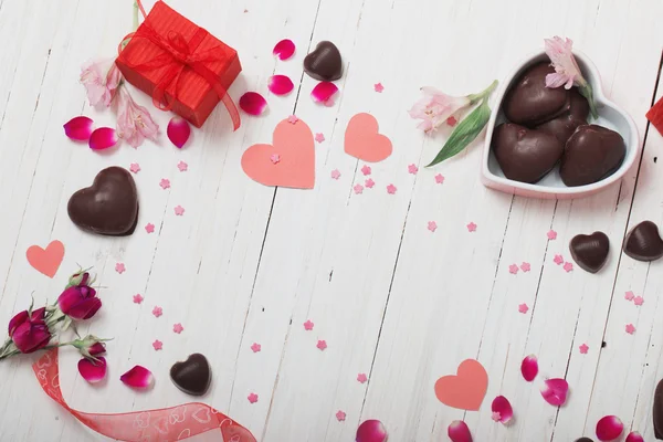 Valentine-Geschenkbox und rote Herzformen — Stockfoto