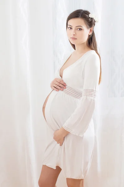 O retrato da bela mulher grávida — Fotografia de Stock