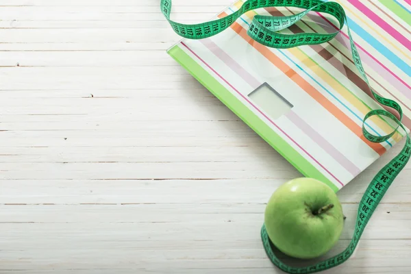体重秤和白色木制背景上的苹果 — 图库照片
